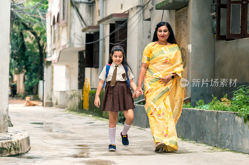 回到学校——亚洲/印度母亲离开女儿上学。